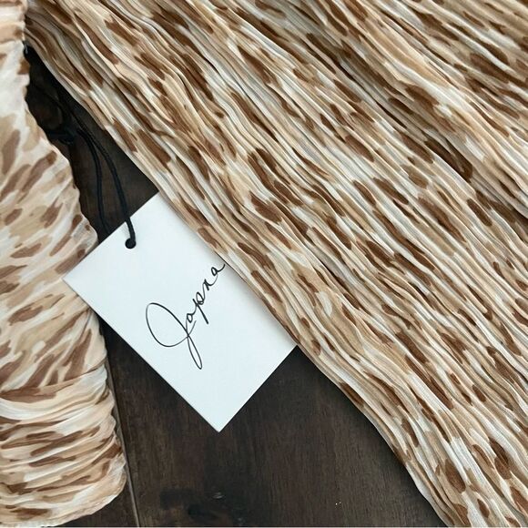 Japna Tan Animal Print Long Sleeve Crop Top Jr. L NWT - Picture 4 of 7